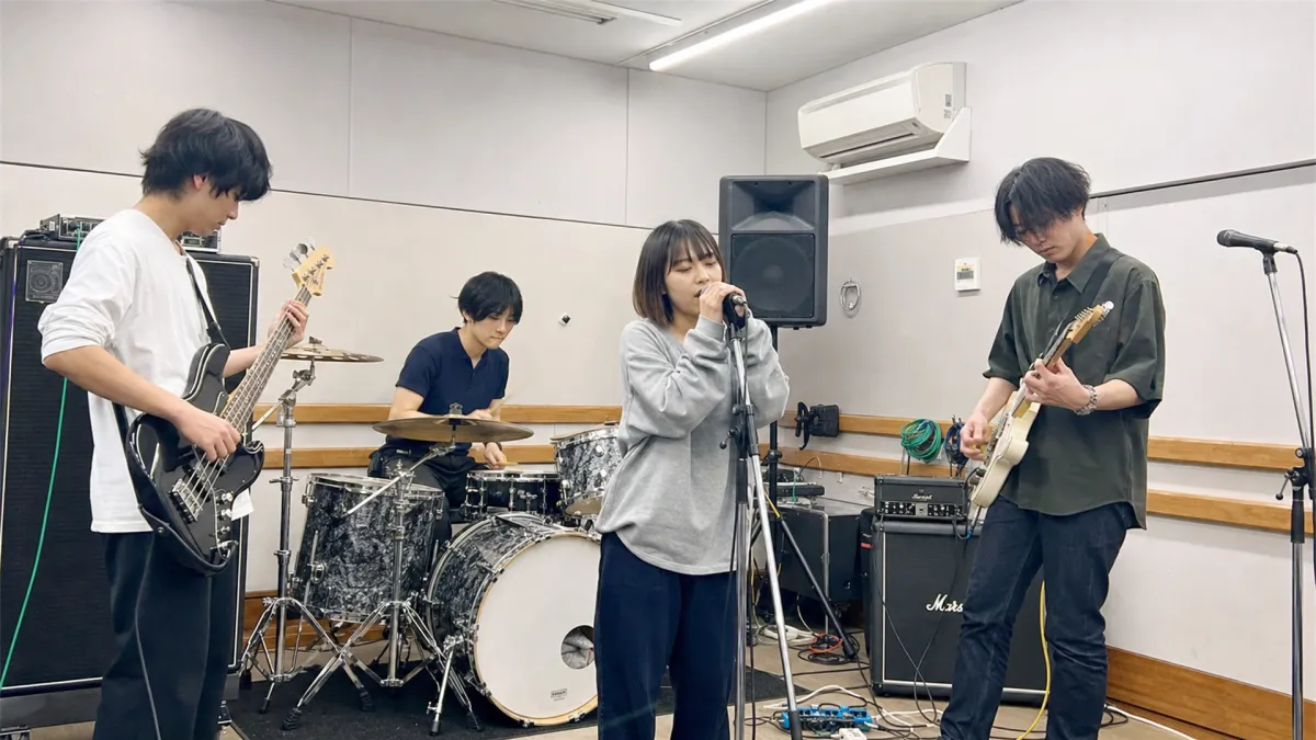 リハーサルスタジオで音を合わせるバンドの4人