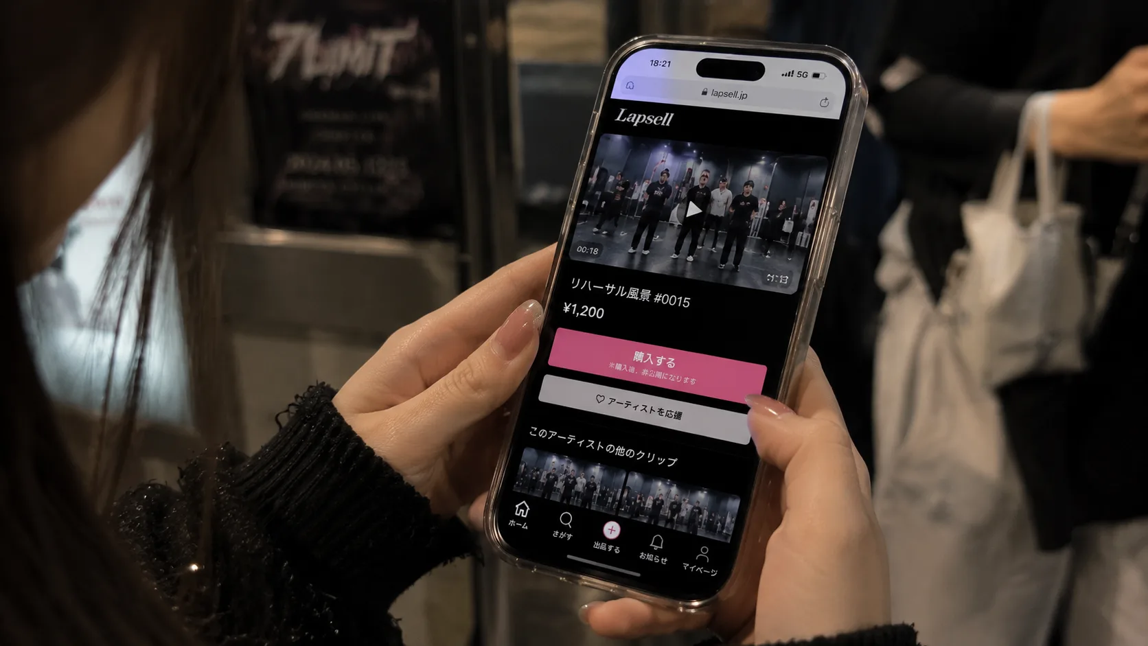ライブ会場でLapsellの購入画面を開き、リハーサル映像を¥1,200で購入しようとしているファン