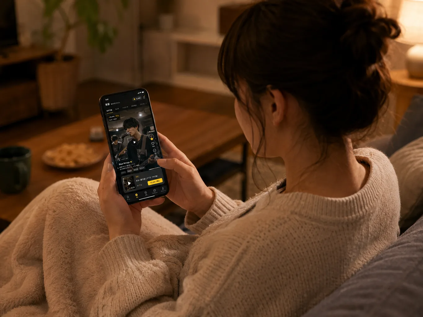 夜、自宅でLapsellのフィードを回遊するユーザー