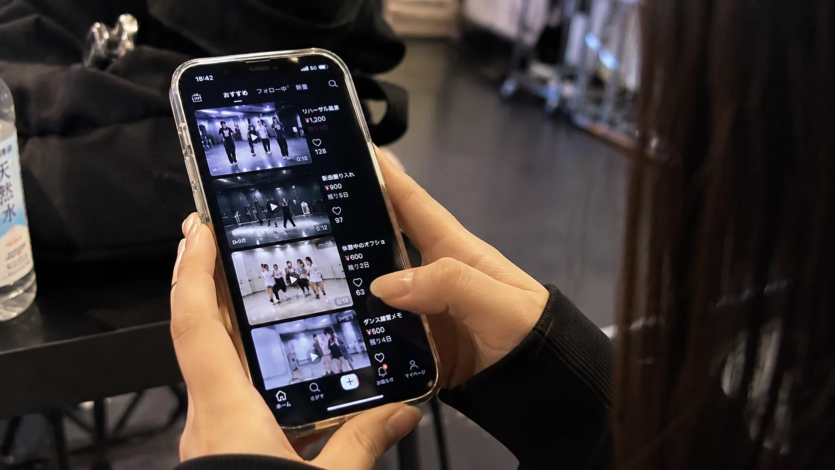 スタジオの片隅で、無名アーティストのクリップ一覧を眺めて次のブレイクを探すユーザー